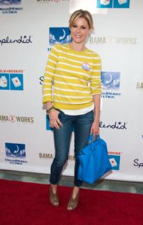 Julie Bowen feet photo thumbnail