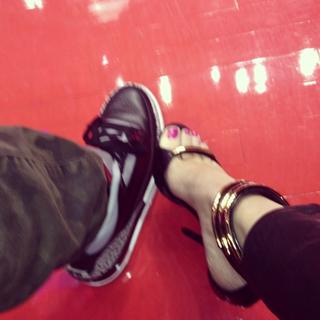Khloé Kardashian feet photo thumbnail