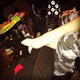 Khloé Kardashian feet photo thumbnail