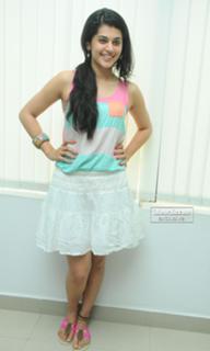 Taapsee Pannu feet photo thumbnail