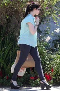 Michelle Trachtenberg feet photo thumbnail