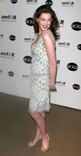 Anne Hathaway feet photo thumbnail