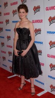 Anne Hathaway feet photo thumbnail