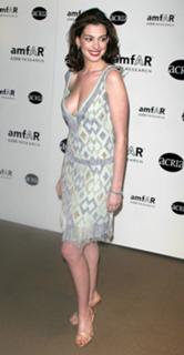 Anne Hathaway feet photo thumbnail
