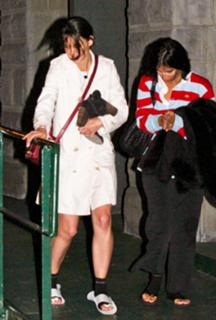 Katie Holmes feet photo thumbnail