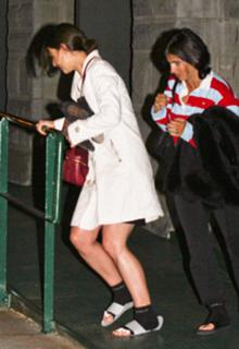 Katie Holmes feet photo thumbnail