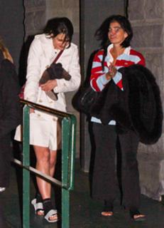Katie Holmes feet photo thumbnail