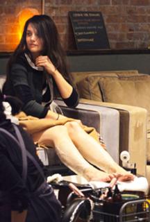 Katie Holmes feet photo thumbnail