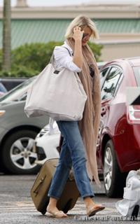 Cameron Diaz feet photo thumbnail