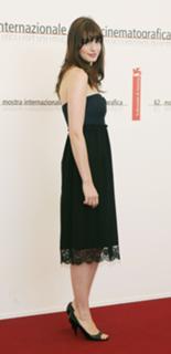 Anne Hathaway feet photo thumbnail