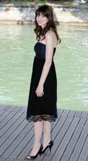 Anne Hathaway feet photo thumbnail