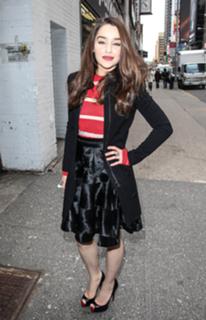 Emilia Clarke feet photo thumbnail