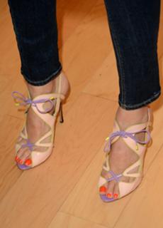 Jessica Alba feet photo thumbnail