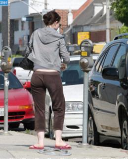 Michelle Trachtenberg feet photo thumbnail
