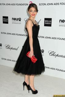 Sarah Hyland feet photo thumbnail