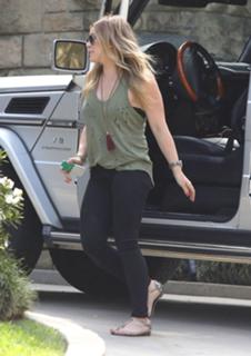 Hilary Duff feet photo thumbnail