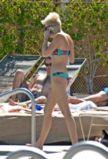 Miley Cyrus feet photo thumbnail
