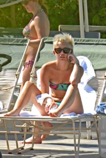 Miley Cyrus feet photo thumbnail