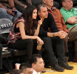 Selena Gomez feet photo thumbnail