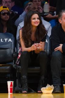 Selena Gomez feet photo thumbnail