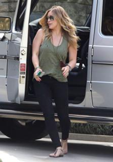 Hilary Duff feet photo thumbnail