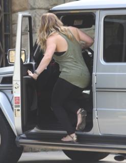 Hilary Duff feet photo thumbnail