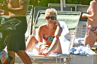 Miley Cyrus feet photo thumbnail