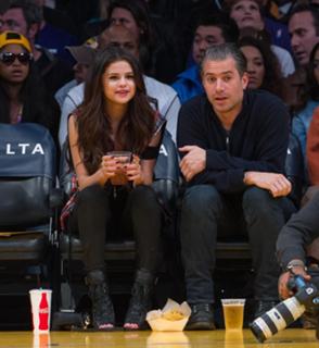Selena Gomez feet photo thumbnail