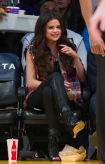 Selena Gomez feet photo thumbnail