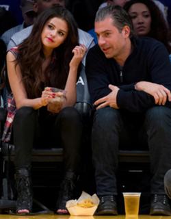 Selena Gomez feet photo thumbnail