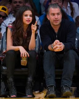 Selena Gomez feet photo thumbnail