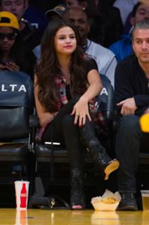 Selena Gomez feet photo thumbnail