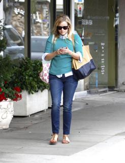 Reese Witherspoon feet photo thumbnail