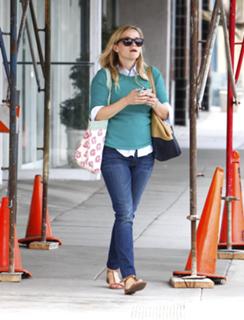 Reese Witherspoon feet photo thumbnail