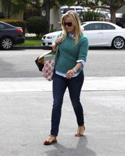 Reese Witherspoon feet photo thumbnail