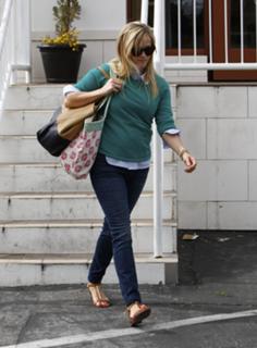 Reese Witherspoon feet photo thumbnail