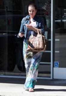 Khloé Kardashian feet photo thumbnail