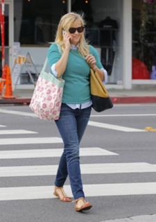 Reese Witherspoon feet photo thumbnail