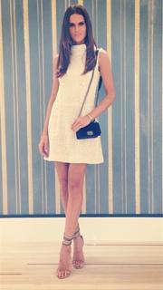 Izabel Goulart feet photo thumbnail