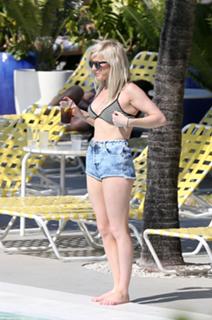 Ellie Goulding feet photo thumbnail