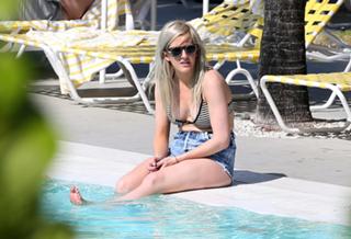 Ellie Goulding feet photo thumbnail