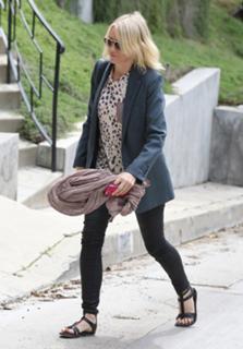 Naomi Watts feet photo thumbnail