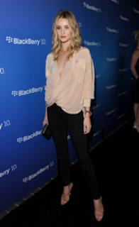 Rosie Huntington-Whiteley feet photo thumbnail