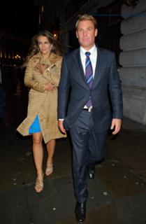 Elizabeth Hurley feet photo thumbnail