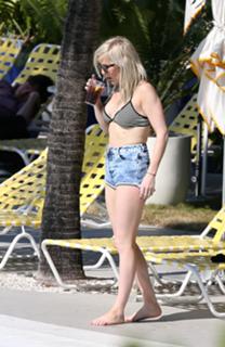Ellie Goulding feet photo thumbnail