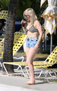 Ellie Goulding feet photo thumbnail