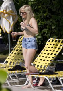 Ellie Goulding feet photo thumbnail