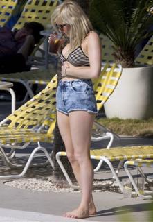 Ellie Goulding feet photo thumbnail