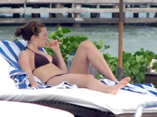 Mandy Moore feet photo thumbnail