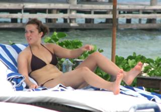 Mandy Moore feet photo thumbnail